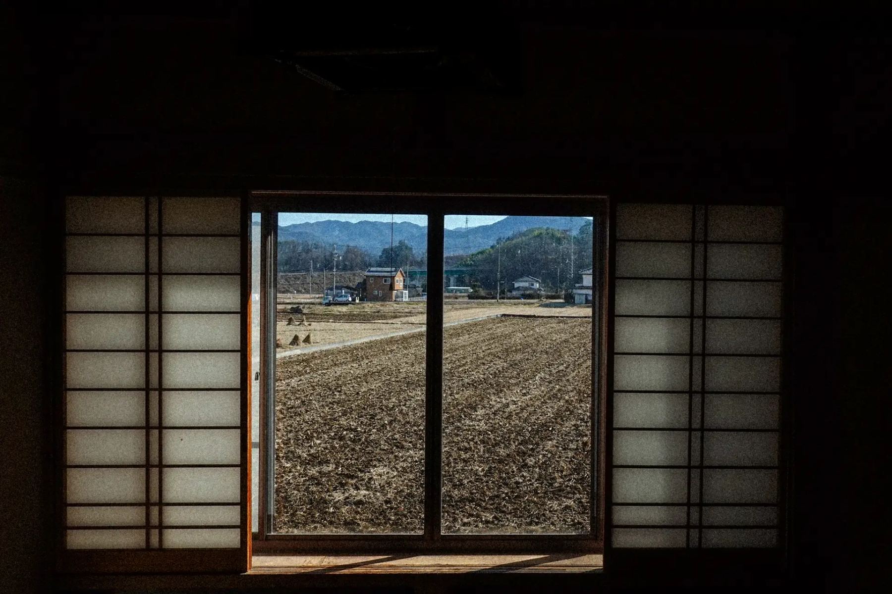 障子越しに見える田んぼと山