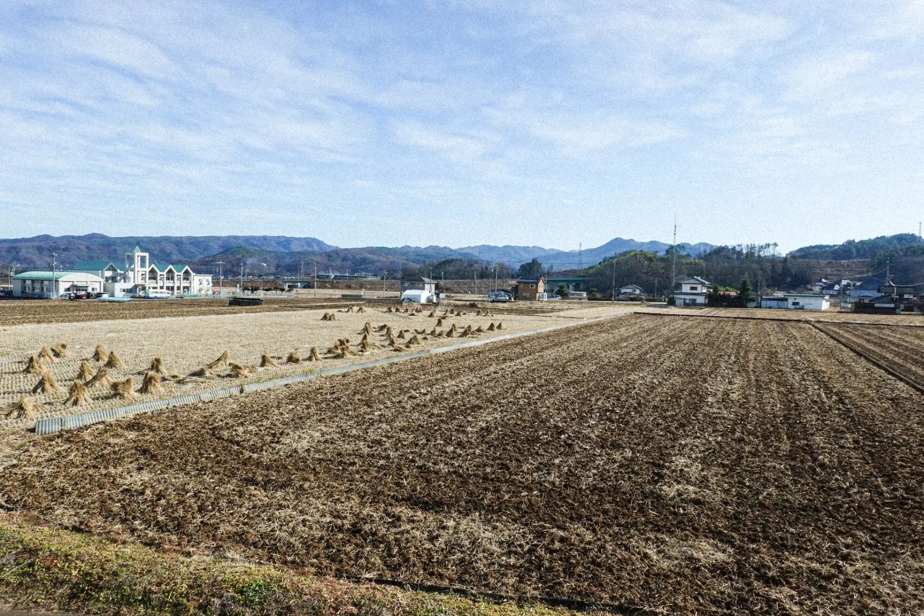 田んぼ、稲架、山並み