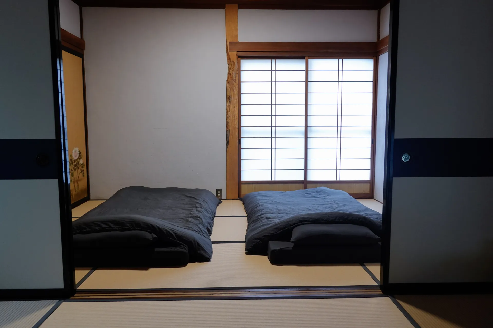 布団を並べた畳の寝室