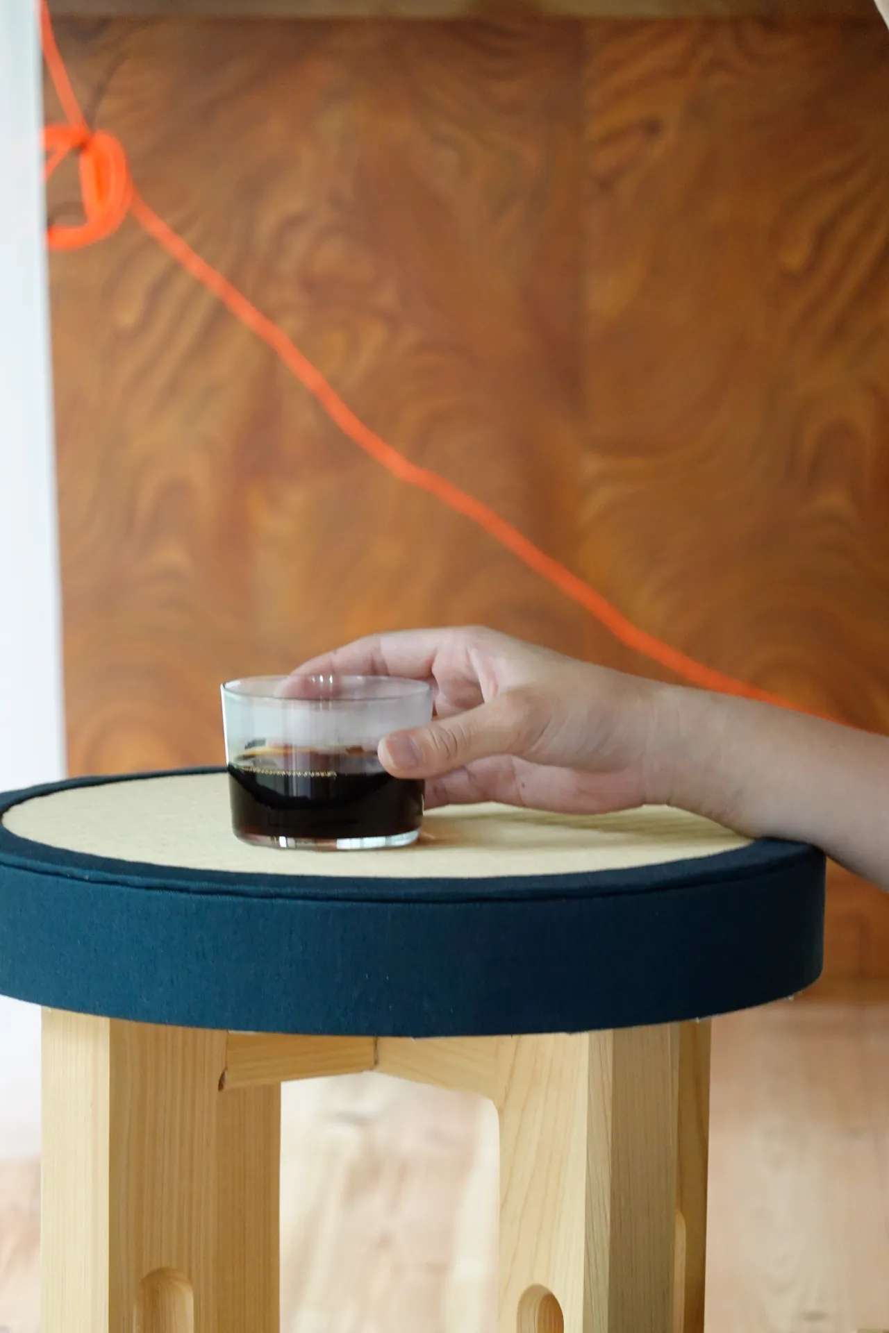 朝は縁側で、この家のコーヒー。