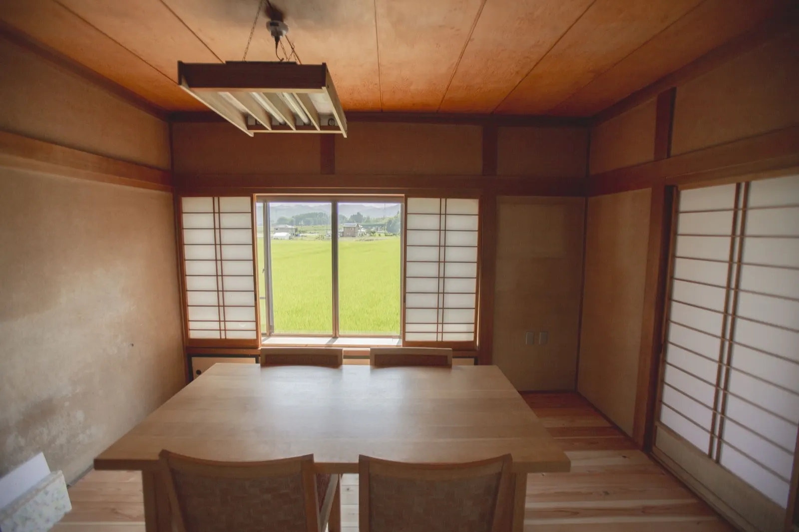 仕事を持ち込んでもいい。田んぼが見える部屋。